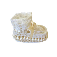 White crochet baby booties with a beige ribbon - kreassions.com